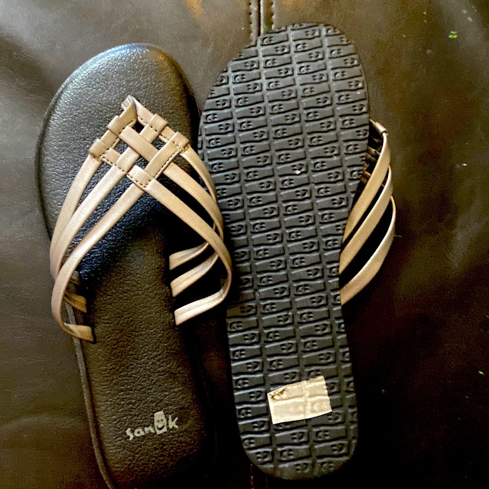 Sanuk flip flops . Size 5 womens . Fit small